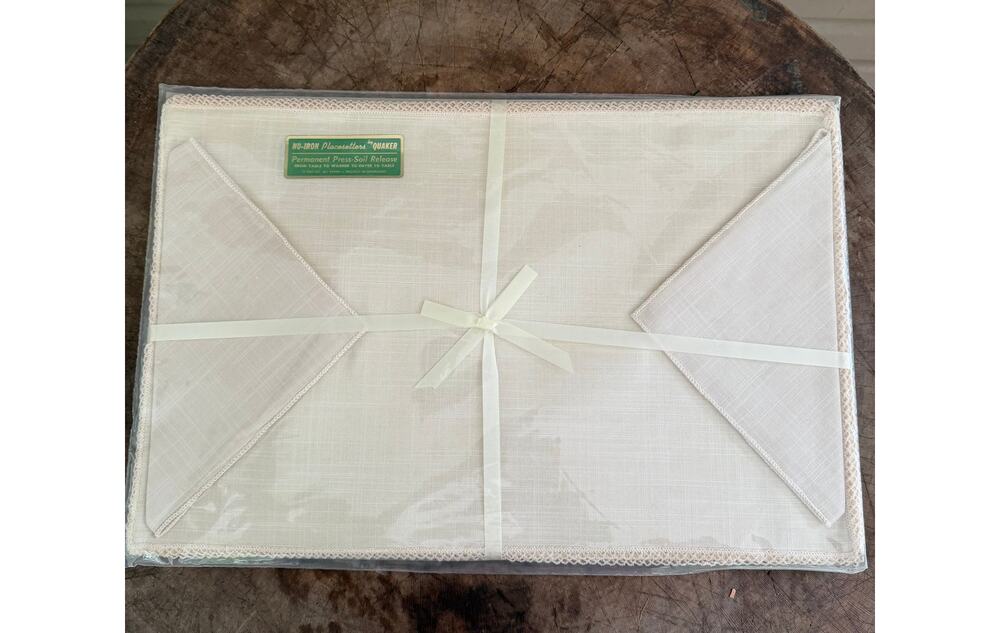 VTG Quaker NIP Placesetters 8 Pc Rayon Placemat Napkin Set Ivory Lace Trim NOS